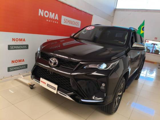 TOYOTA HILUX SW4 2.8 D-4D TURBO DIESEL SRX PLATINUM 7L 4X4 AUTOMÁTICO TOYOTA HILUX SW4 2.8 D-4D TURBO DIESEL SRX PLATINUM 7L 4X4 AUTOMÁTICO